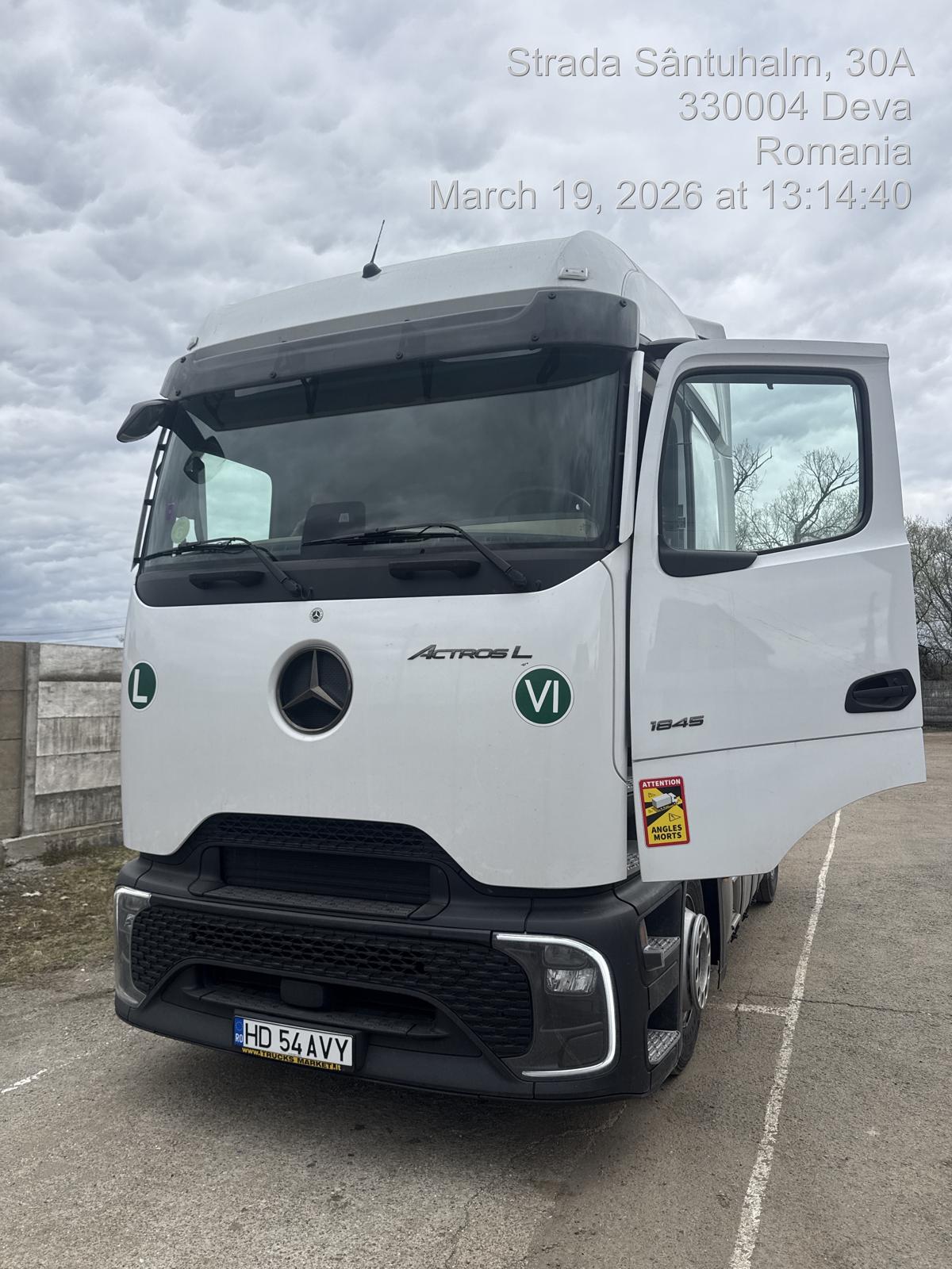 Mercedes-Benz Actros alb pe pista de calibrare