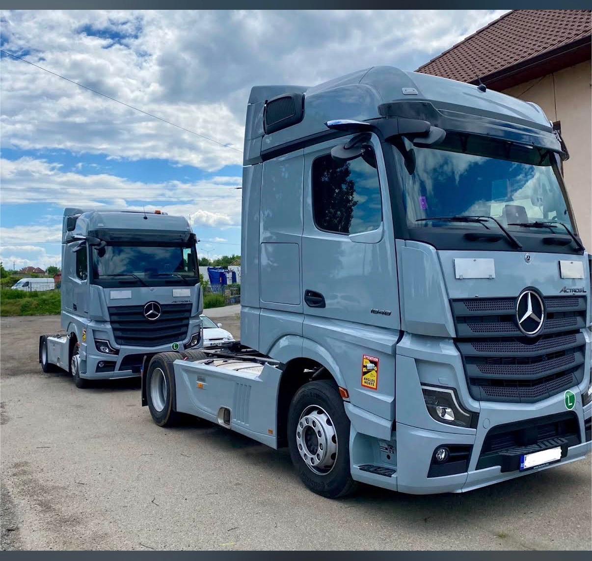 Pereche de Mercedes-Benz Actros L pregătite pentru verificare tahograf